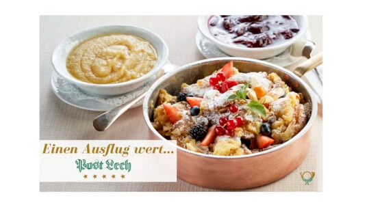 Fruit-topped breakfast in a copper pan with berries and granola; two small bowls in the background with German promo text overlay.